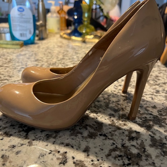 Jessica Simpson Patent Leather Heels - size 8 - Picture 3 of 6